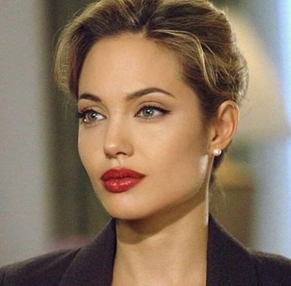Ảnh xưa cũ của Angelina Jolie gây sốt trở lại: Nhan sắc báu vật, khí chất hơn người-4