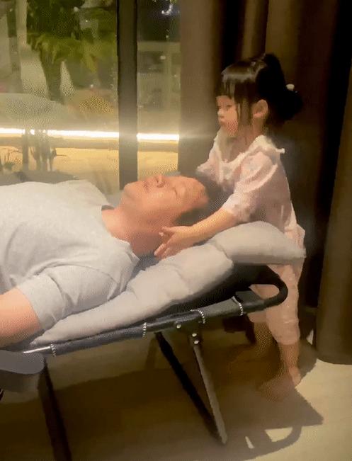 Ái nữ 2 tuổi nhà Đặng Thu Thảo gây sốt với khoảnh khắc mát-xa cho bố-1