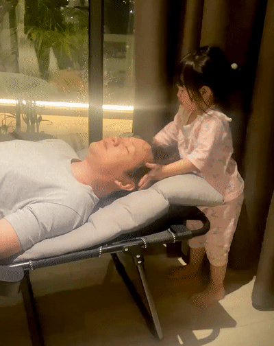 Ái nữ 2 tuổi nhà Đặng Thu Thảo gây sốt với khoảnh khắc mát-xa cho bố-2