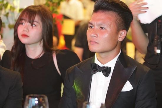 Bỏ theo dõi, treo status tâm trạng, tình yêu của Quang Hải - Huỳnh Anh chớm nở đã 'toang'?