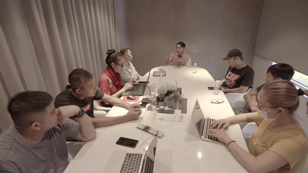 Sau sân khấu, Chủ tịch Nguyễn Thanh Tùng khác ca sĩ Sơn Tùng M-TP như thế nào?-1