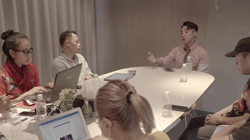 Sau sân khấu, Chủ tịch Nguyễn Thanh Tùng khác ca sĩ Sơn Tùng M-TP như thế nào?-2