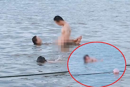 Cặp đôi thản nhiên 'diễn cảnh nóng' trước mặt du khách khi đi tắm biển