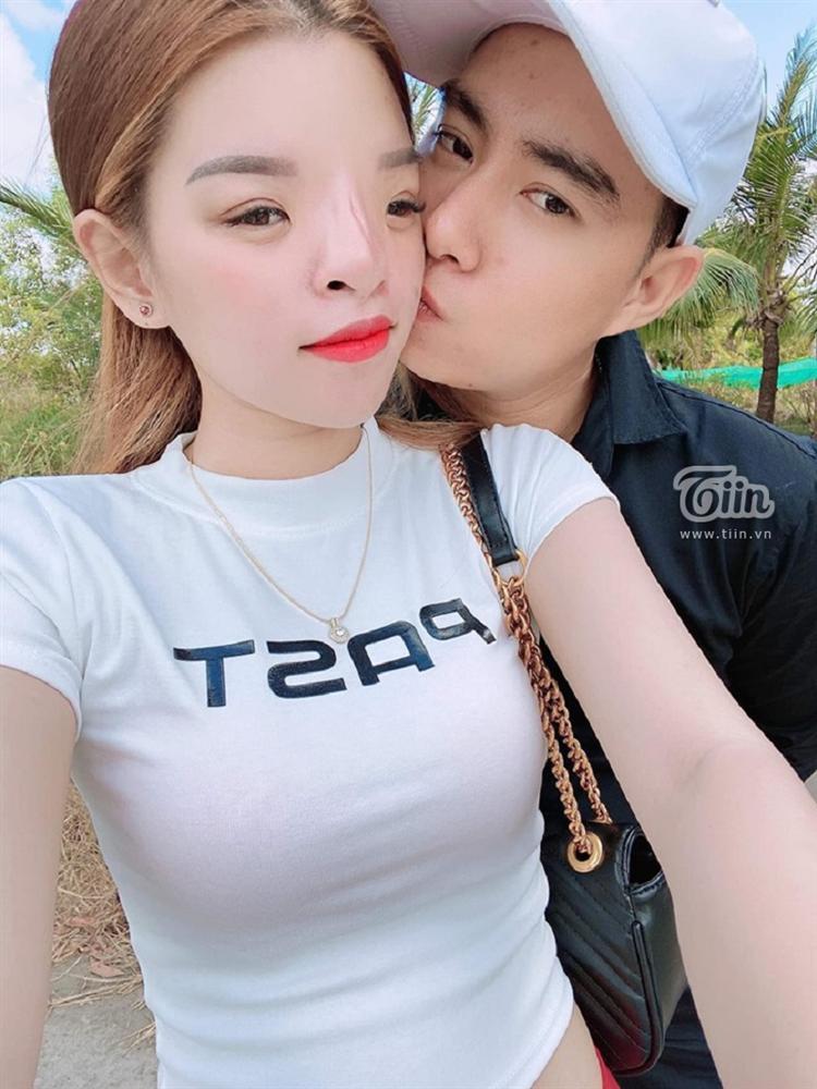 Chuyện tình dậy sóng TikTok: Cô gái xấu xí được phi công đẹp trai chiều như bà hoàng-2