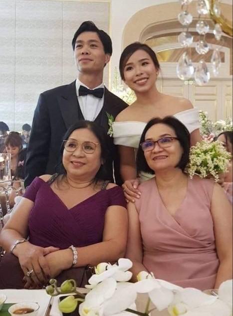 Hình ảnh đầu tiên về Công Phượng sau 3 ngày bí mật đính hôn với con gái giám đốc ngân hàng-3