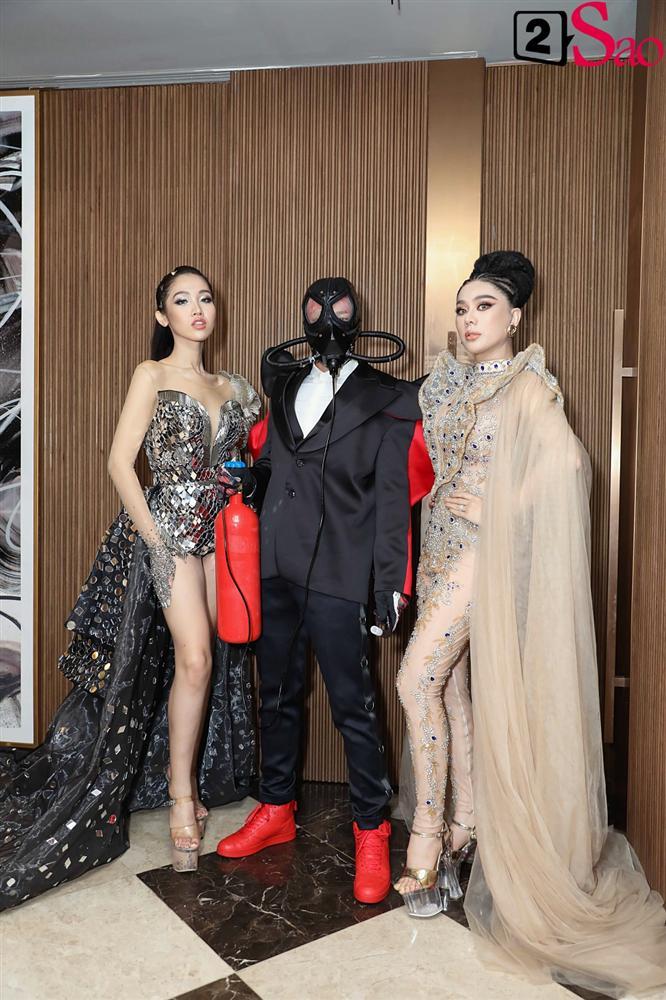 THẢM ĐỎ SIÊU LỐ: Lâm Khánh Chi đội chim giả, Dược sĩ Tiến ôm bình dưỡng khí-1