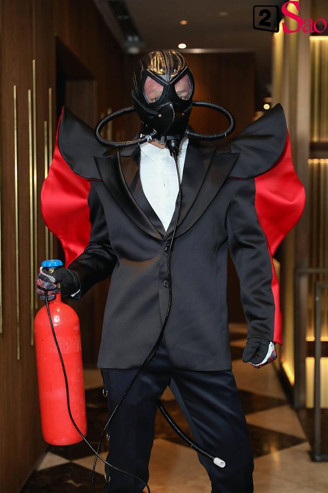 THẢM ĐỎ SIÊU LỐ: Lâm Khánh Chi đội chim giả, Dược sĩ Tiến ôm bình dưỡng khí-5