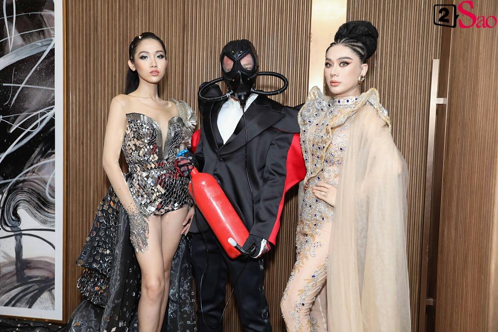 THẢM ĐỎ SIÊU LỐ: Lâm Khánh Chi đội chim giả, Dược sĩ Tiến ôm bình dưỡng khí-6