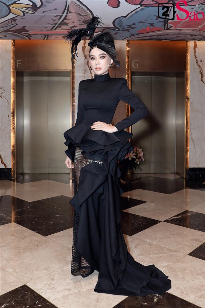 THẢM ĐỎ SIÊU LỐ: Lâm Khánh Chi đội chim giả, Dược sĩ Tiến ôm bình dưỡng khí-7