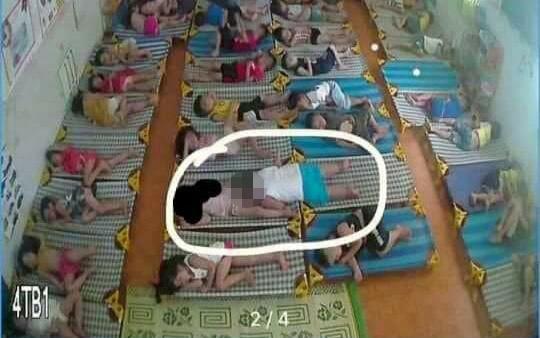 Cặp vợ chồng thản nhiên che chăn hành sự ngay trước mặt 2 con nhỏ-4