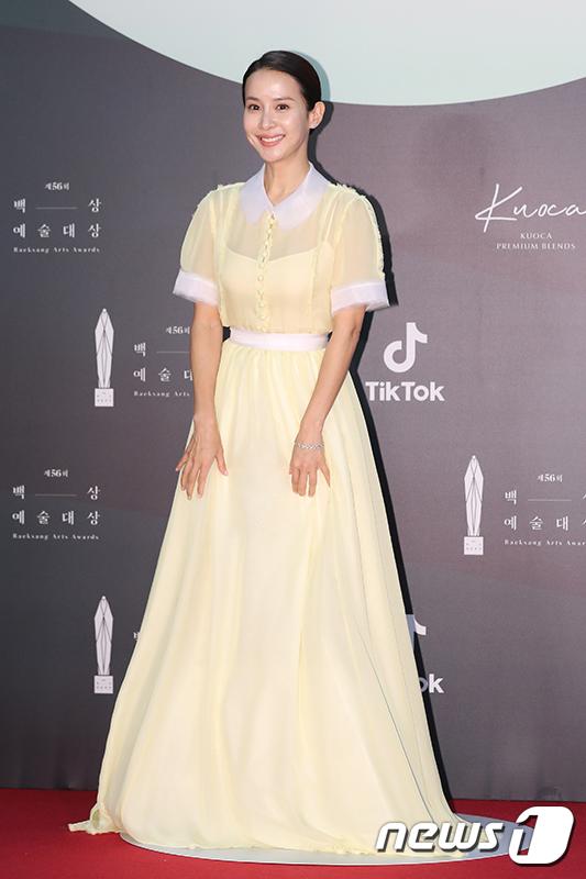 Thảm đỏ Baeksang Arts Awards 2020: Son Ye Jin nổi bật giữa dàn sao hàng đầu-5