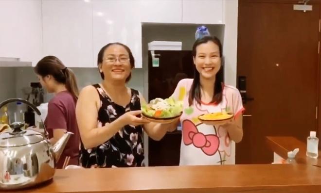 Bà bầu Hoàng Oanh khoe mẹ ruột nấu ăn ngon hết nấc, sợ con gái đụng đâu hỏng đấy-4