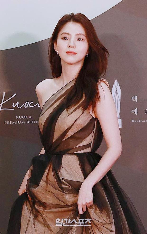 Tỏa sáng như nữ thần tại Baeksang 2020, ai ngờ tiểu tam hot nhất màn ảnh Hàn diện lại váy cũ Angelababy mặc 2 năm trước-2