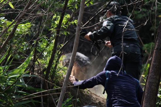 Truy bắt kẻ giết người vượt ngục: Đề xuất tiêu diệt nếu chống trả