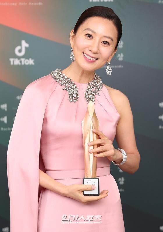 Thế giới hôn nhân, Hạ cánh nơi anh thắng giải Baeksang 2020-4