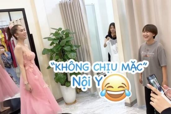 Ngọc Trinh không thèm mặc nội y nên liên tục hớ hênh khi thử đầm xẻ táo bạo