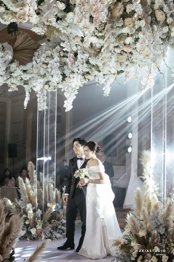 Bất ngờ về áo dài và váy cưới vợ Công Phượng mặc trong ngày đính hôn-4