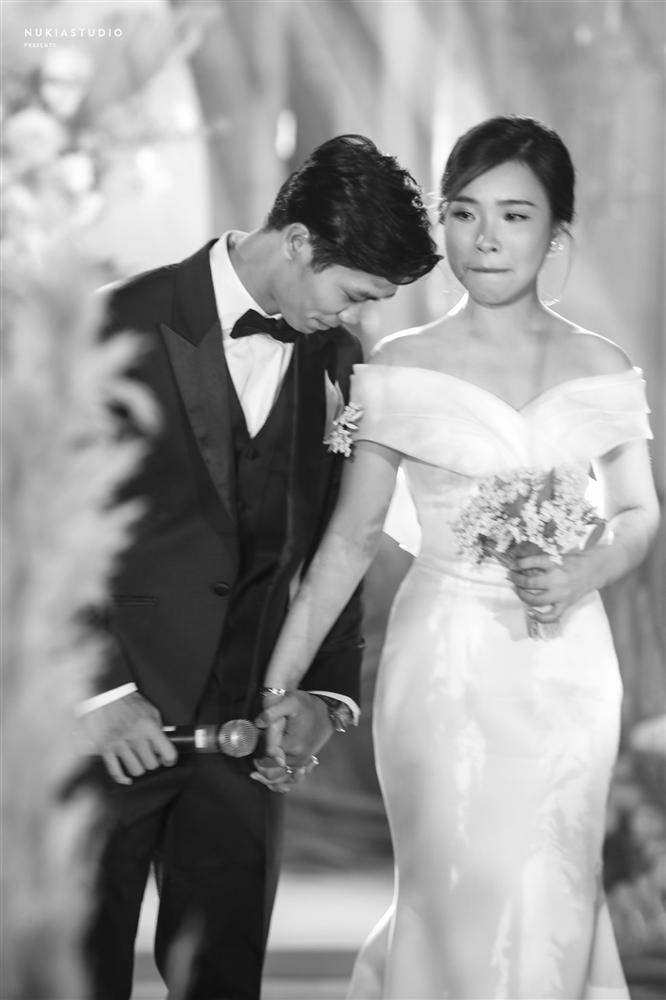 Bất ngờ về áo dài và váy cưới vợ Công Phượng mặc trong ngày đính hôn-10