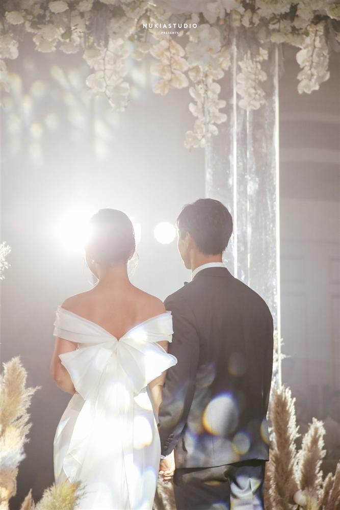 Bất ngờ về áo dài và váy cưới vợ Công Phượng mặc trong ngày đính hôn-9