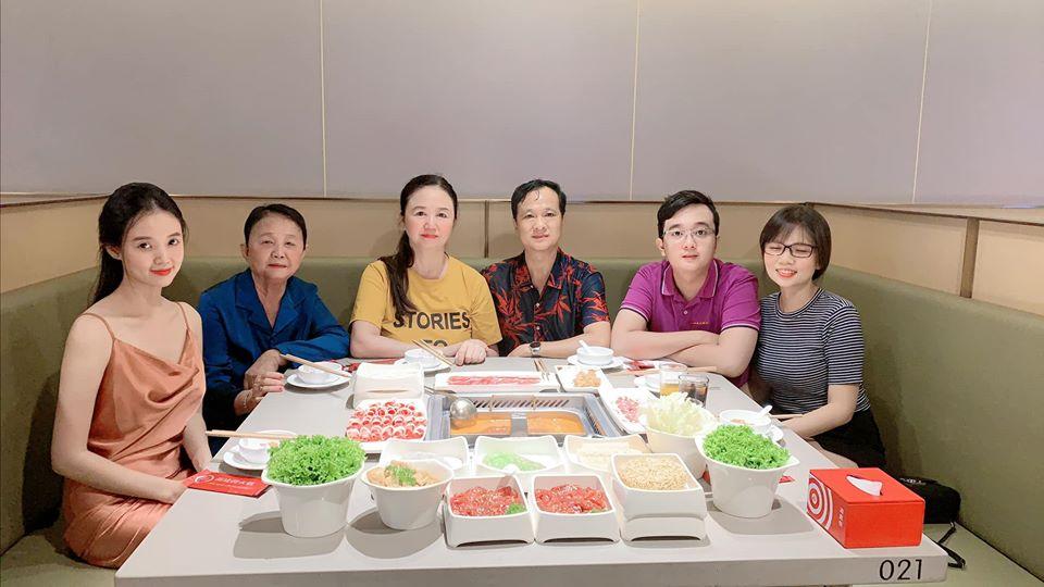 Midu khoe cả nhà quây quần, ngoại hình em dâu tương lai sáng nhất gia tộc-1