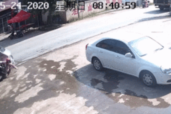 Clip: Sang đường không nhìn, nữ ninja ở Hà Nội bị quát thẳng mặt-2