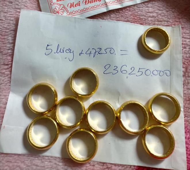 Bị đá xoáy đeo vàng đểu, cô Minh Hiếu khoe luôn hộp hơn trăm cây vàng-2