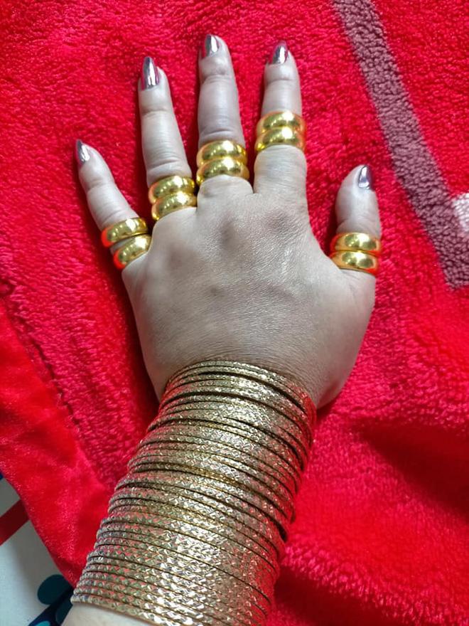 Bị đá xoáy đeo vàng đểu, cô Minh Hiếu khoe luôn hộp hơn trăm cây vàng-6