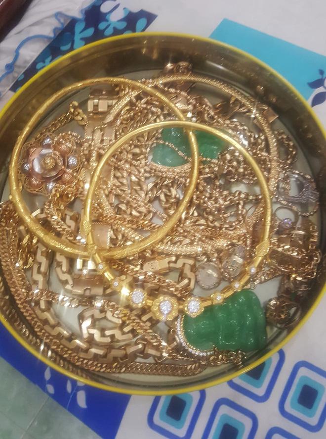 Bị đá xoáy đeo vàng đểu, cô Minh Hiếu khoe luôn hộp hơn trăm cây vàng-5