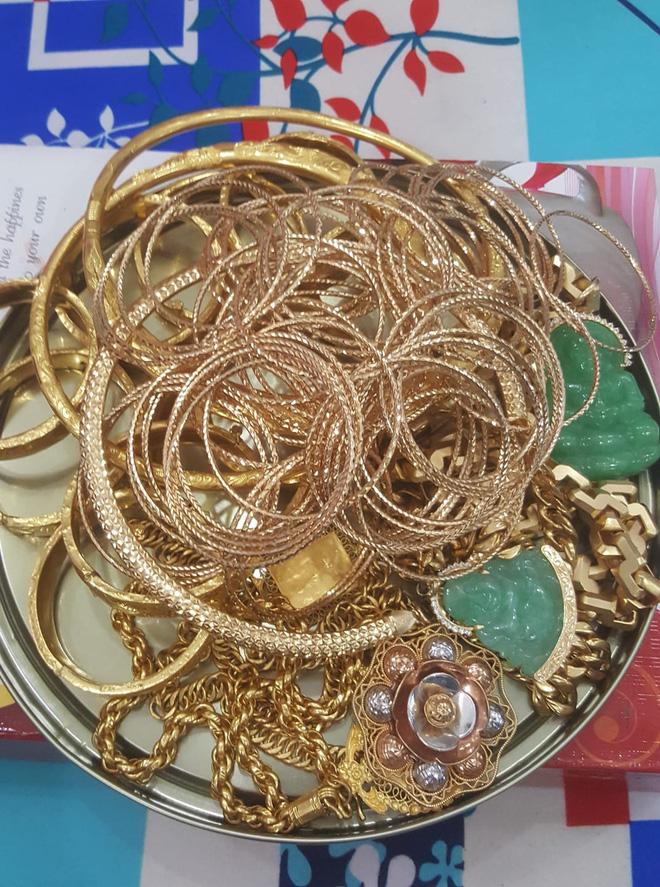 Bị đá xoáy đeo vàng đểu, cô Minh Hiếu khoe luôn hộp hơn trăm cây vàng-4