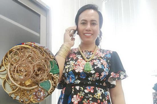 Bị đá xoáy đeo vàng đểu, 'cô Minh Hiếu' khoe luôn hộp hơn trăm cây vàng