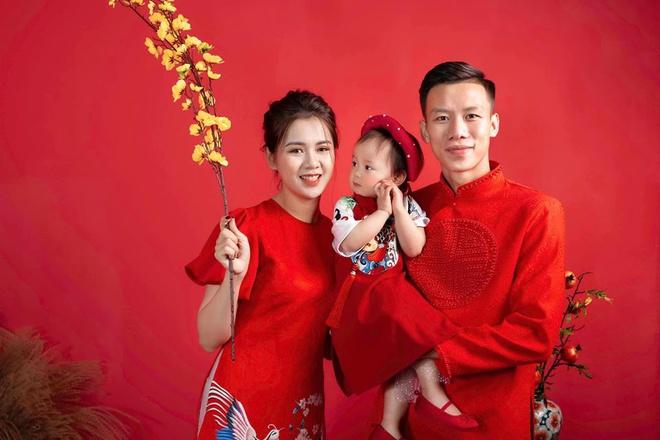 Chồng là cầu thủ tuyển quốc gia, liên tục phải đi thi đấu xa nhà, Thùy Phương trở thành hậu phương vững chắc giúp anh yên tâm hoàn thành nhiệm vụ. Trong những trận đấu của chồng, nếu không có điều kiện đến sân cổ vũ, cô và con gái vẫn cùng nhau theo dõi và ủng hộ "bố Sunny" qua màn hình. Tháng 11 năm ngoái, khi chàng đội trưởng đang tập trung ở Hà Nội để chuẩn bị cho giải đấu quan trọng, Thùy Phương đã đưa con gái ra thăm, mang cho anh điều bất ngờ.