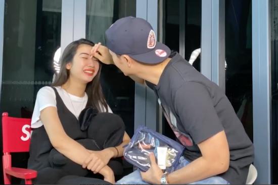 Chồng á hậu Thúy Vân trổ tài make up cho vợ