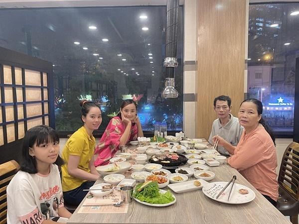 Lê Thúy đưa bố mẹ và các em đi ăn ở nhà hàng sang trọng vào cuối tuần.
