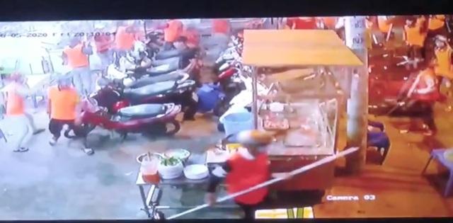 Clip: Gần 200 thanh niên cầm hung khí đánh người, đập phá quán ốc, náo loạn Sài Gòn-2