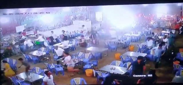 Clip: Gần 200 thanh niên cầm hung khí đánh người, đập phá quán ốc, náo loạn Sài Gòn-1