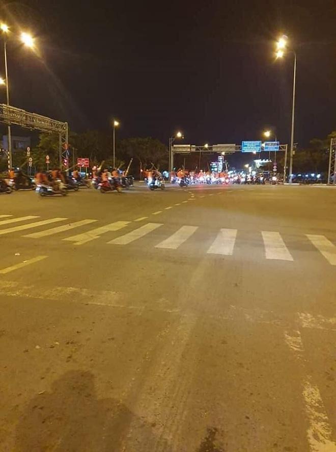 Clip: Gần 200 thanh niên cầm hung khí đánh người, đập phá quán ốc, náo loạn Sài Gòn-5