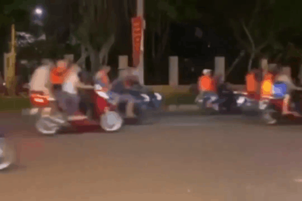 Clip: Gần 200 thanh niên cầm hung khí đánh người, đập phá quán ốc, náo loạn Sài Gòn