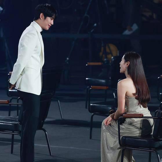 Khoảng khắc đáng yêu khi Jung Hae In đến chào hỏi Son Ye Jin tại Lễ trao giải Baeksang lần thứ 56. Cả hai từng hợp tác trong bộ phim "Chị đẹp mua cơm ngon cho tôi".