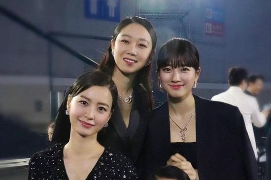 Suzy bị chê kém nổi bật khi đứng cạnh 3 'chị Đại' xứ Hàn