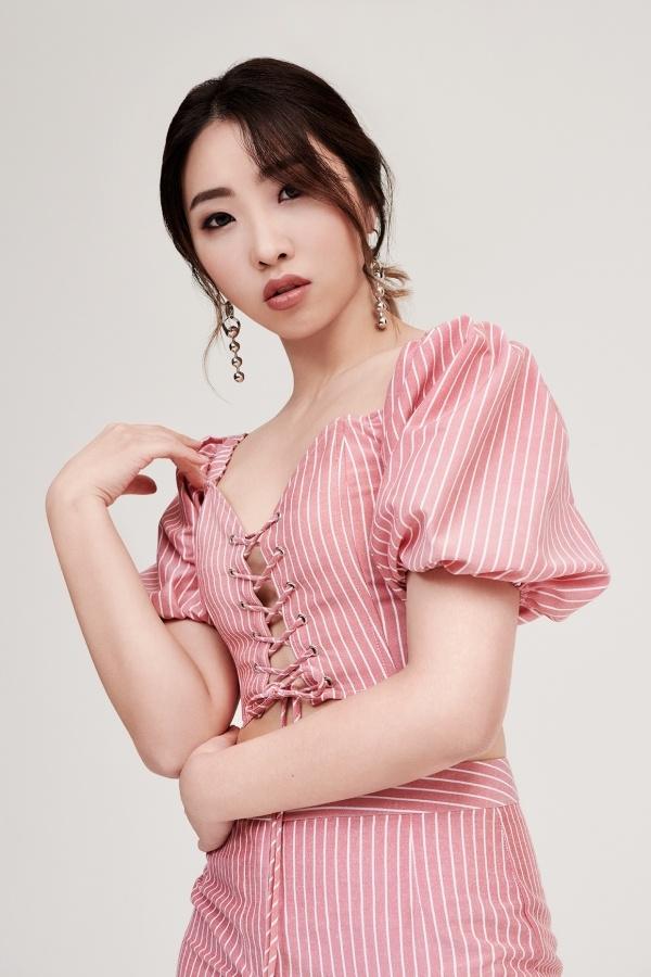 Sau khi rời YG Entertaiment, Minzy làm người hâm mộ bất ngờ với vẻ ngoài nữ tính. Hình ảnh ca sĩ 24 tuổi mới mái tóc dài, phong cách công chúa khác xa với em út 2NE1 thuở mới vào nghề. Giọng ca Lovely chia sẻ đây là style cô muốn theo đuổi từ lâu nhưng chưa có dịp. Tuy được đánh giá tiềm năng, song từ khi hoạt động solo, sự nghiệp của nữ ca sĩ khá lận đận, khó bứt phá giữa dàn idol trẻ tuổi.