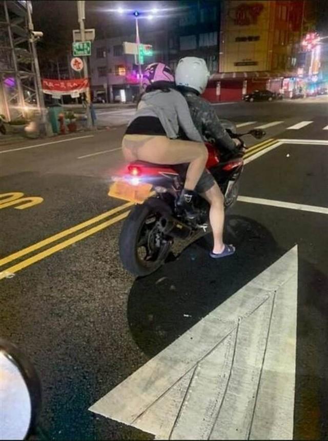 Ăn mặc hớ hênh ngồi sau xe phân khối lớn, cô gái bị gió tốc váy hở chả còn gì-1