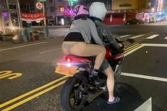 Ăn mặc hớ hênh ngồi sau xe phân khối lớn, cô gái bị gió tốc váy hở chả còn gì