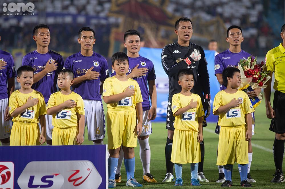 Huỳnh Anh mặc áo Hà Nội FC cổ vũ Quang Hải-1