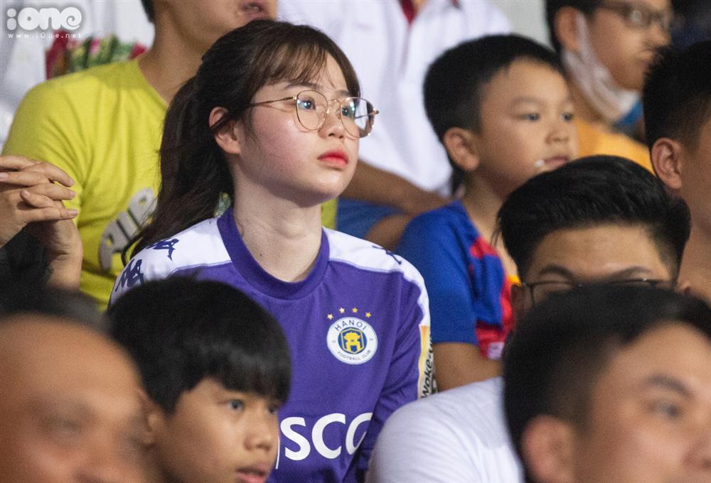 Huỳnh Anh mặc áo Hà Nội FC cổ vũ Quang Hải-2