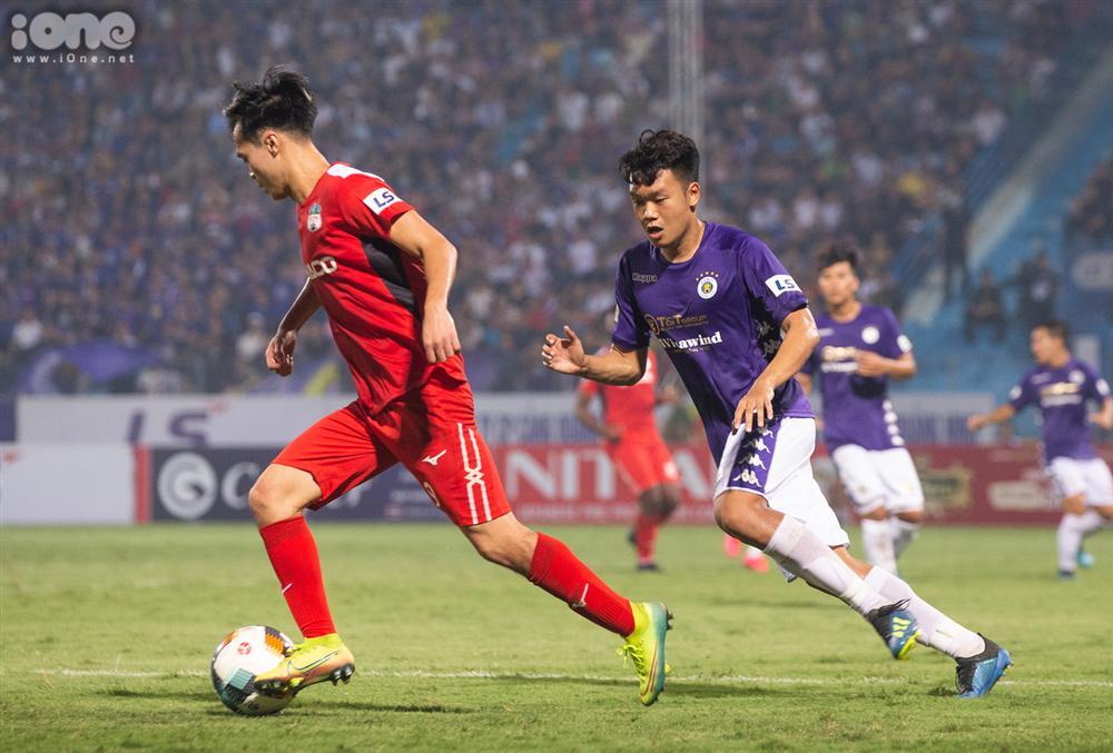 Huỳnh Anh mặc áo Hà Nội FC cổ vũ Quang Hải-7