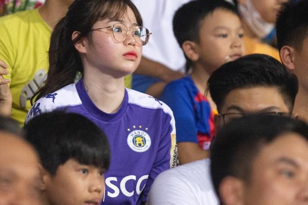 Huỳnh Anh dùng ảnh ôm eo Quang Hải làm avatar, xóa đi sau 20 phút và tâm sự nặng trĩu hướng đến anti-fan-3