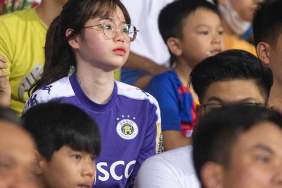 Huỳnh Anh mặc áo Hà Nội FC cổ vũ Quang Hải