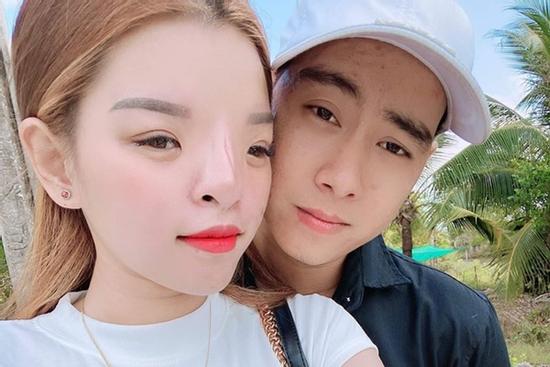 Cô gái có mặt biến dạng và chuyện tình đẹp với bạn trai kém 4 tuổi