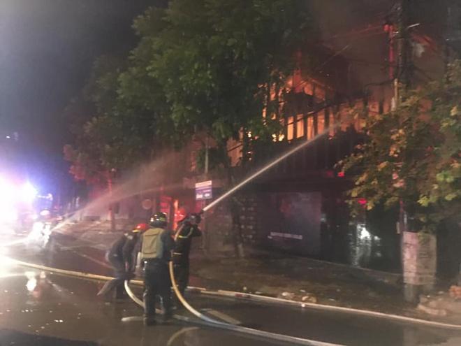 Cháy quán bar lúc rạng sáng-1