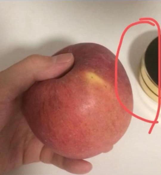 Bạn trai ở một mình chụp tấm ảnh gửi qua, cô gái ngay lập tức nói lời chia tay, soi bức hình ai cũng hiểu lý do-6